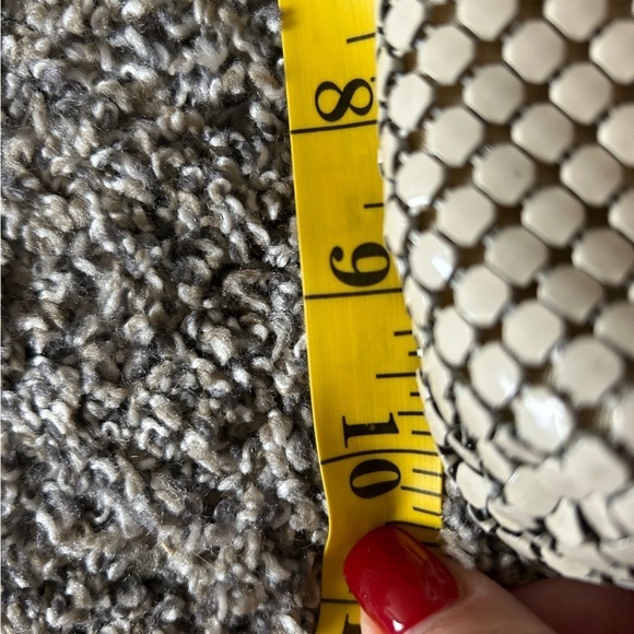 5/$25 Vintage ivory and gold chain mail shoulder purse - Picture 5 of 9